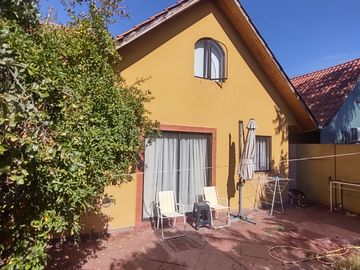 Hermosa casa en barrio consolidado, a pasos de C. Montessori