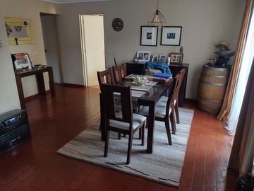 Hermosa casa en barrio consolidado, a pasos de C. Montessori