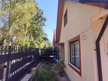Hermosa casa en barrio consolidado, a pasos de C. Montessori