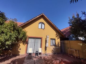 Hermosa casa en barrio consolidado, a pasos de C. Montessori