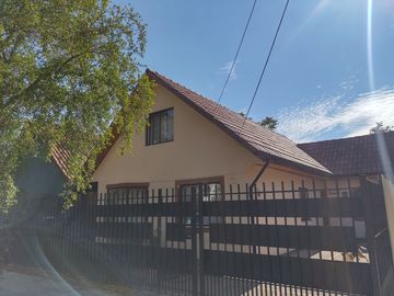 Hermosa casa en barrio consolidado, a pasos de C. Montessori