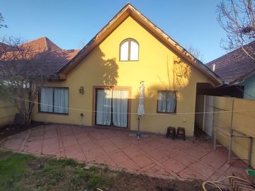 Hermosa casa en barrio consolidado, a pasos de C. Montessori