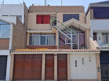 CASA EN VENTA EN PLENA AVENIDA NARANJAL A UNA CUADRA DE AV. PALMERAS, EN LOS OLIVOS