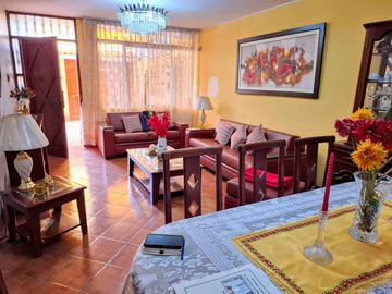 CASA EN VENTA EN PLENA AVENIDA NARANJAL A UNA CUADRA DE AV. PALMERAS, EN LOS OLIVOS