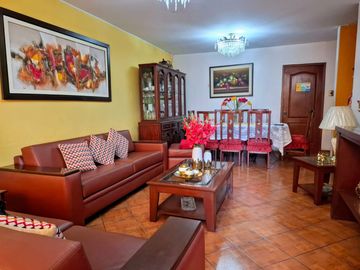 CASA EN VENTA EN PLENA AVENIDA NARANJAL A UNA CUADRA DE AV. PALMERAS, EN LOS OLIVOS