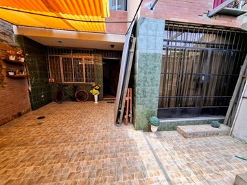 CASA EN VENTA EN PLENA AVENIDA NARANJAL A UNA CUADRA DE AV. PALMERAS, EN LOS OLIVOS