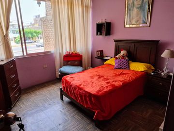 CASA EN VENTA EN PLENA AVENIDA NARANJAL A UNA CUADRA DE AV. PALMERAS, EN LOS OLIVOS
