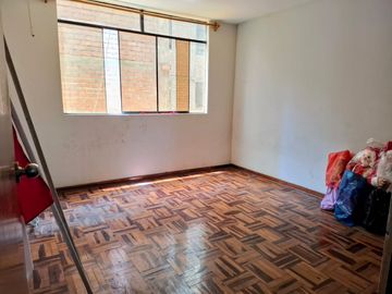 CASA EN VENTA EN PLENA AVENIDA NARANJAL A UNA CUADRA DE AV. PALMERAS, EN LOS OLIVOS