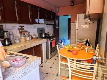 CASA EN VENTA EN PLENA AVENIDA NARANJAL A UNA CUADRA DE AV. PALMERAS, EN LOS OLIVOS