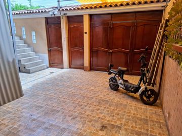 CASA EN VENTA EN PLENA AVENIDA NARANJAL A UNA CUADRA DE AV. PALMERAS, EN LOS OLIVOS