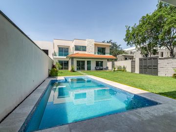 CASA EN VENTA EN FRACCIONAMIENTO CON SEGURIDAD A 10 MINUTOS DE BRISAS, FRENTE AL TEC DE MONTERREY CUERNAVACA