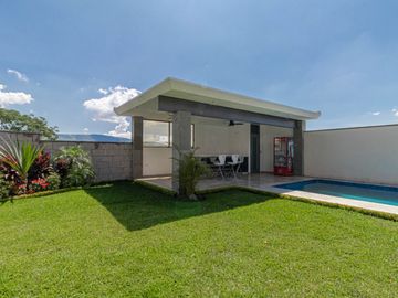 CASA EN VENTA EN FRACCIONAMIENTO CON SEGURIDAD A 10 MINUTOS DE BRISAS, FRENTE AL TEC DE MONTERREY CUERNAVACA