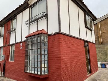 Buena y Linda Casa 4D 2B Remodelada en Condominio seguro