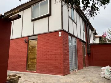 Buena y Linda Casa 4D 2B Remodelada en Condominio seguro