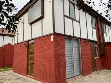 Buena y Linda Casa 4D 2B Remodelada en Condominio seguro