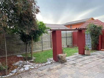 Buena y Linda Casa 4D 2B Remodelada en Condominio seguro