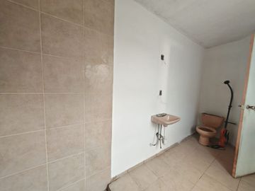 UN NIVEL CIMIENTOS 2º.PISO, COL JARDINES DE LA HACIENDA, CERCA NUEVO HOSPITAL GENERAL AMPLIOS A 12 MIN DEL CENTRO CERC DE AV. CONSTITUYENTES Y PROLONG