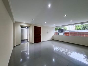 SURCO - URBANIZACIÓN HIGUERETA ALQUILER DE DEPARTAMENTO FRENTE A PARQUE.