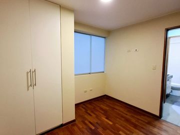 SURCO - URBANIZACIÓN HIGUERETA ALQUILER DE DEPARTAMENTO FRENTE A PARQUE.