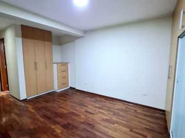 SURCO - URBANIZACIÓN HIGUERETA ALQUILER DE DEPARTAMENTO FRENTE A PARQUE.