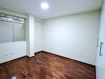 SURCO - URBANIZACIÓN HIGUERETA ALQUILER DE DEPARTAMENTO FRENTE A PARQUE.