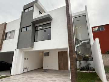 Casa espaciosa y moderna cerca de la UDLAP y la recta a Cholula