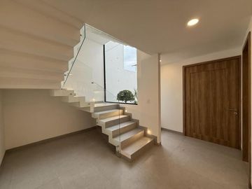 Casa espaciosa y moderna cerca de la UDLAP y la recta a Cholula