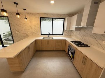 Casa espaciosa y moderna cerca de la UDLAP y la recta a Cholula