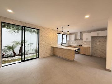 Casa espaciosa y moderna cerca de la UDLAP y la recta a Cholula