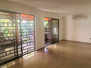 EXCELENTE CASA REMODELADA, SIMON BOLIVAR CON MONTENEGRO, ÑUÑOA, 4 DORMITORIOS, 3 BAÑOS, ESTACIONAMIENTOS, BODEGAS, BUEN PATIO