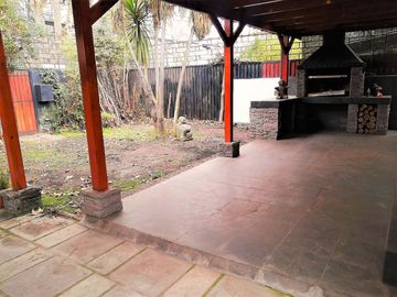 EXCELENTE CASA REMODELADA, SIMON BOLIVAR CON MONTENEGRO, ÑUÑOA, 4 DORMITORIOS, 3 BAÑOS, ESTACIONAMIENTOS, BODEGAS, BUEN PATIO