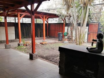 EXCELENTE CASA REMODELADA, SIMON BOLIVAR CON MONTENEGRO, ÑUÑOA, 4 DORMITORIOS, 3 BAÑOS, ESTACIONAMIENTOS, BODEGAS, BUEN PATIO