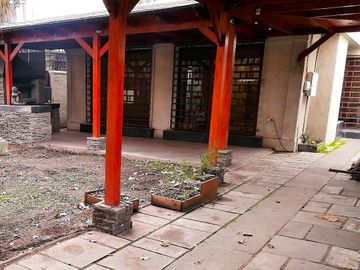 EXCELENTE CASA REMODELADA, SIMON BOLIVAR CON MONTENEGRO, ÑUÑOA, 4 DORMITORIOS, 3 BAÑOS, ESTACIONAMIENTOS, BODEGAS, BUEN PATIO