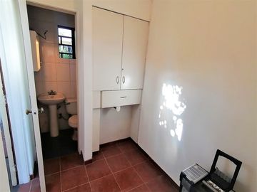 EXCELENTE CASA REMODELADA, SIMON BOLIVAR CON MONTENEGRO, ÑUÑOA, 4 DORMITORIOS, 3 BAÑOS, ESTACIONAMIENTOS, BODEGAS, BUEN PATIO