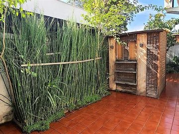 EXCELENTE CASA REMODELADA, SIMON BOLIVAR CON MONTENEGRO, ÑUÑOA, 4 DORMITORIOS, 3 BAÑOS, ESTACIONAMIENTOS, BODEGAS, BUEN PATIO