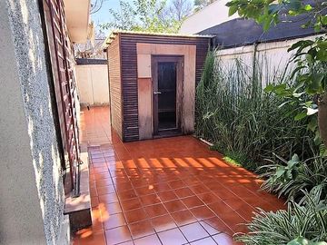 EXCELENTE CASA REMODELADA, SIMON BOLIVAR CON MONTENEGRO, ÑUÑOA, 4 DORMITORIOS, 3 BAÑOS, ESTACIONAMIENTOS, BODEGAS, BUEN PATIO