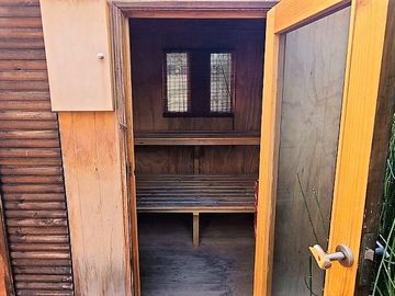 EXCELENTE CASA REMODELADA, SIMON BOLIVAR CON MONTENEGRO, ÑUÑOA, 4 DORMITORIOS, 3 BAÑOS, ESTACIONAMIENTOS, BODEGAS, BUEN PATIO