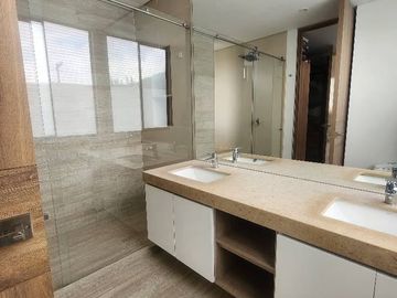 Vendo casa  ESQUINERA CONDOMINIO CLUB HOUSE, 173.14 Mts de construccipn, con un lote de 235.19 mts , la casa es de 2 pisos, sala comedor, cocina, lava