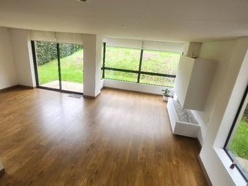 Vendo casa  ESQUINERA CONDOMINIO CLUB HOUSE, 173.14 Mts de construccipn, con un lote de 235.19 mts , la casa es de 2 pisos, sala comedor, cocina, lava