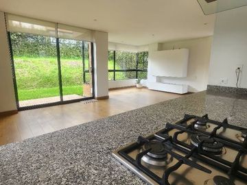 Vendo casa  ESQUINERA CONDOMINIO CLUB HOUSE, 173.14 Mts de construccipn, con un lote de 235.19 mts , la casa es de 2 pisos, sala comedor, cocina, lava