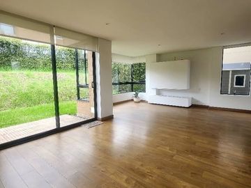 Vendo casa  ESQUINERA CONDOMINIO CLUB HOUSE, 173.14 Mts de construccipn, con un lote de 235.19 mts , la casa es de 2 pisos, sala comedor, cocina, lava