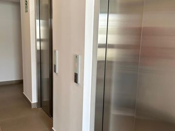 San Isidro: Alquilo Loft con Linea Blanca en Edificio con Areas Comunes