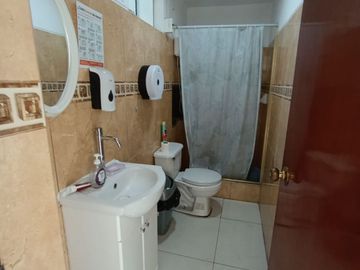 ¡Se Alquila 2 ¡Piso de 35 M2 Súper Ubicado para tu Negocio Propio, Excelente Rentabilidad...!