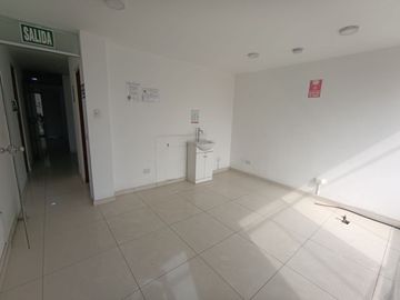 ¡Se Alquila 2 ¡Piso de 35 M2 Súper Ubicado para tu Negocio Propio, Excelente Rentabilidad...!