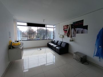 ¡Se Alquila 2 ¡Piso de 35 M2 Súper Ubicado para tu Negocio Propio, Excelente Rentabilidad...!