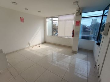 ¡Se Alquila 2 ¡Piso de 35 M2 Súper Ubicado para tu Negocio Propio, Excelente Rentabilidad...!