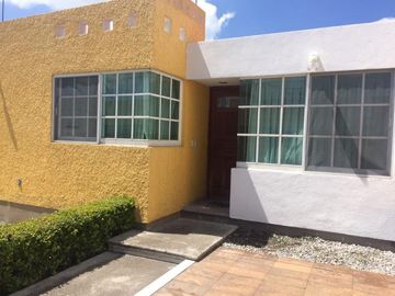CASA EN VENTA (una planta) DENTRO DE PRIVADA, CERCA DEL COLEGIO PAIDEIA EN CACALOMACAN