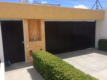 CASA EN VENTA (una planta) DENTRO DE PRIVADA, CERCA DEL COLEGIO PAIDEIA EN CACALOMACAN