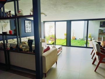 Casa Estilo Industrial 3 rec, 3 pisos, 2 carros, Valle Dorado
