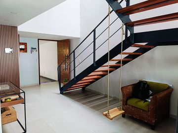 Casa Estilo Industrial 3 rec, 3 pisos, 2 carros, Valle Dorado